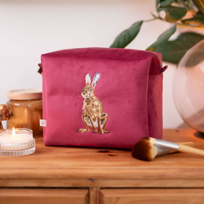 Wrendale Design-Hannah Dale-Kosmetikbeutel-Aufbewahrungsbeutel-bestickt-wunderschoen illustriert-reissverschluss-Hase-Golden hour-1
