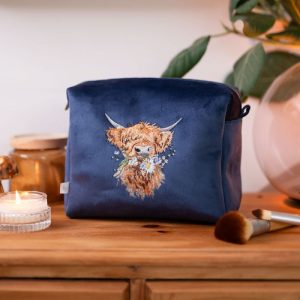 Wrendale Design-Hannah Dale-Kosmetikbeutel-Aufbewahrungsbeutel-bestickt-wunderschoen illustriert-reissverschluss-Kuh-schottisches Hochlandrind-Daisy Coo-1